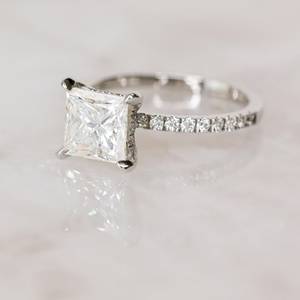 แหวนดีไซเนอร์สี่ง่ามสีทองขาว10K สุดโรแมนติกแบบฮาโลโมอิสซาไนท์แบบซ่อนครึ่งส่วนสำหรับงานเลี้ยงหมั้น - Product Image 3