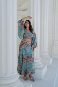 Ensemble assorti imprimé floral olive : haut cache-cœur à manches bouffantes et jupe midi taille naturelle, écoresponsable, idéal pour les voyages estivaux en bord de mer - Product Image 4