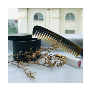 Peine de Cuerno Huong Dang de Lujo, Hecho a Mano en Vietnam, Modelo 77, para Uso en Hoteles - Product Image 1
