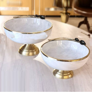 Bol à fleurs de calla en porcelaine blanche de luxe, design unique et admiré, avec un revêtement en or de haute qualité - Product Image 1