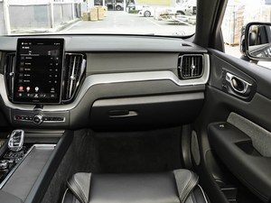 Volvo XC60 2.0T 2023 Diesel Bi-Turbo Très Propre, Sièges en Cuir, Transmission 8AT, Faible Consommation de Carburant, Prêt à la Livraison - Product Image 6