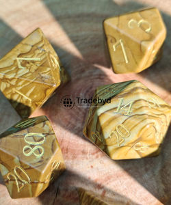 Ensemble de dés polyédriques en bois naturel de 7 pièces, écologiques, durables, de qualité supérieure, faits à la main pour les jeux de rôle sur table, Tradebyd - Product Image 2