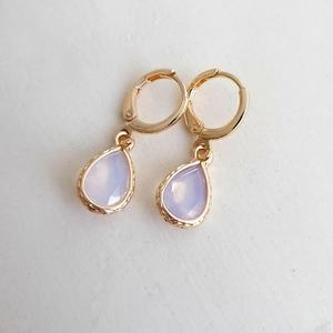 Pendientes de Aro Huggie con Joya de Ópalo Blanco en Forma de Lágrima, Plata de Ley 925, Chapado en Oro de 14K, Joyería Hecha a Mano, Regalo para Ella - Product Image 1