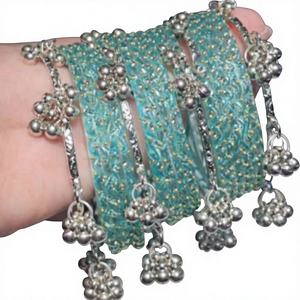 Conjunto de Brazaletes Kashmiris de Vidrio y Perlas Multitono de Moda, Acabado Ombre con Detalles Brillantes, Tradicional para Bodas - Product Image 1