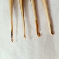Aiguilles à tricoter en bois conifère sur mesure argent et blanc avec taille gravée pour couture revente tailles personnalisées