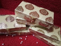 Boîte cadeau en soie brodée, boîte à bonbons Mithai pour Nikah, Mehendi, Diwali, Rakhi, Karwachauth, Puja, cadeaux de mariage indien et cadeaux de fête