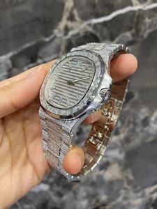 Montre de luxe unisexe 40 mm en acier inoxydable avec mouvement Miyota à quartz, sertie de moissanite de qualité supérieure taille baguette VVS, idéale pour les mariages - Product Image 3