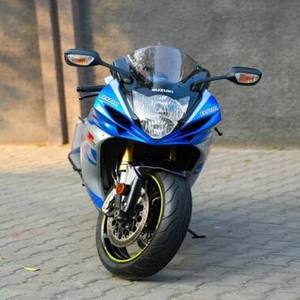Motocicleta usada Suzuki GSX-R750 2022, 749cc, motor de 4 cilindros en línea refrigerado por líquido, Superbike de carreras icónica en venta - Product Image 1