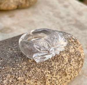 Bague de déclaration en cristal de quartz naturel Belle conception de bague en pierre précieuse sculptée à la main en fleur Bijoux en cristal - Product Image 4