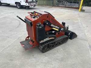 Mini-chargeuse compacte d'occasion Ditch Witch SK650/SK1550 de 2007 avec moteur Kubota et pompe à engrenages haute performance pour un fonctionnement optimal - Product Image 4