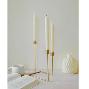 Bougeoir en métal doré d'inspiration vintage avec détails ornés pour décor classique pour grossiste - Product Image 1