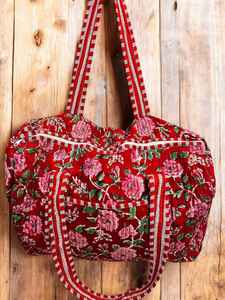 Sac de voyage matelassé en coton de créateur |   Sac de voyage fait main à imprimé floral |   Sac de voyage élégant - Product Image 3