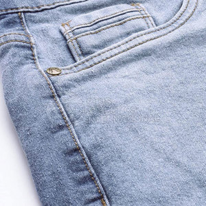 Ripped Edge Men Jeans Shorts con botón en la cintura y Streetwear Appeal Men Jeans Shorts con lavado ligero - Product Image 4