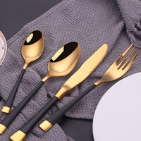 Ensemble de couverts de luxe traditionnels en acier inoxydable plaqué miroir pour buffet et réceptions, avec un design durable