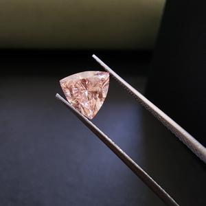 Magnifique diamant de laboratoire cultivé en CVD de 1,0 carat, de qualité supérieure, de couleur rose fantaisie, taille trillion, certifié IGI, article de luxe en vente - Product Image 1