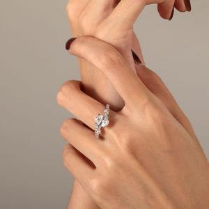 Bague de fiançailles ovale Jeulia Olivetta Bypass Leaf Motif - Argent sterling avec placage rhodium et or jaune - Product Image 4