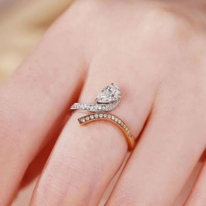 Bague de fiançailles et de mariage 18K bicolore en or bypass Moissanite coupe poire cadeau pour femme - Product Image 2