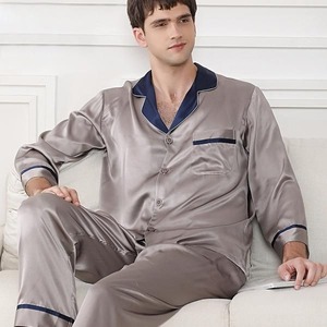 Conjunto de Pijama de Seda de Excelente Calidad, Suave y Elegante para una Noche de Descanso Relajante, Disponible para la Venta - Product Image 2