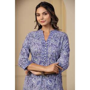 Hazira Sehra Kurti droit en coton bleu à col en V imprimé au bloc, longueur genou, décontracté et élégant pour femme - Product Image 1