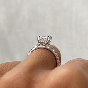 Bague en or blanc avec diamant de laboratoire taille princesse de 1,40 ct, halo caché et bande pavée, certifiée IGI - Product Image 3