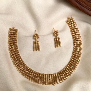 Collier chaîne plaqué or Royal de haute qualité avec boucles d'oreilles Look simple pour la fête de mariage à la mode pour les femmes - Product Image 1