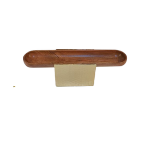 Présentoir à gâteaux personnalisé Plateau design martelé avec base en aluminium Plateau fini naturel avec base en bois pour servir les dattes et les tasses à gâteau - Product Image 2