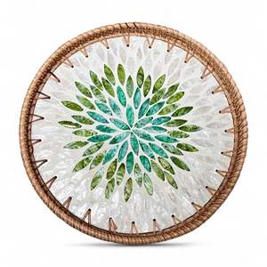 Plateau flexible artisanal bohème en rotin avec incrustation de nacre, écologique et naturel, pour la maison, Vietnam - Product Image 1