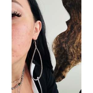 Boucles d'oreilles pendantes en perles graduées Navajo, en argent sterling, avec un design élégant en forme de goutte d'eau - Product Image 2