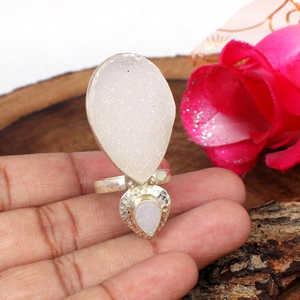 แหวนเงินแท้ประดับด้วยพลอยดรูซี่สีขาว ขนาด 30x19 มม. และ 8x6 มม. น้ำหนัก 9.34 กรัม พลอยเม็ดเดี่ยวทรงหรูหรา - Product Image 1