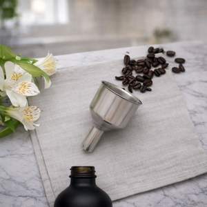 Entonnoir classique en métal avec poignée pour un transfert de liquide facile et sans déversement, conception durable, idéal pour la cuisine, le garage et l'usage domestique - Product Image 6