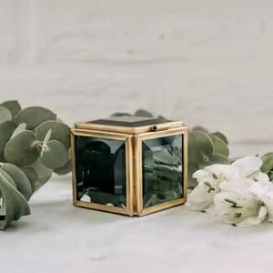 Moderno y Lujoso Joyero de Cristal Negro Personalizable y Ecológico con Diseño de Metal Dorado para Joyas de Primera Calidad - Product Image 1