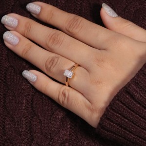 Bague de fiançailles Luster personnalisée pour femme en or massif 14 carats avec moissanite 1 carat D VVS2 certifiée IGI et sertissage à griffes - Product Image 3