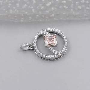 Colgante de Diamante con Corte Asscher en Espiral, Certificado por IGI, con un Estilo Elegante - Product Image 3