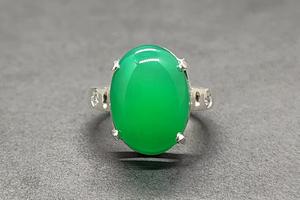 Anillo de Plata de Ley 925 Hecho a Mano con Ónix Verde Natural de Corte Ovalado en Engaste de Bisel, Regalo Clásico Perfecto para Aniversario de Bodas para Mujer - Product Image 3
