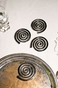 Hermoso conjunto de posavasos de metal artesanales con grabado floral antiguo adecuado para recuerdos de bodas y fiestas - Product Image 5