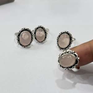 Type de pierre naturelle Quartz rose Anneaux de pierres semi-précieuses Anneaux de pierres précieuses réglables à base de métal - Product Image 1