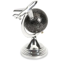 Élégante décoration de table en métal artisanal, avion Art Déco argenté monté sur un globe noir avec base en aluminium, pour la maison