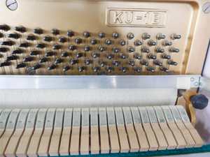 เปียโนอะคูสติกตั้งตรงแบบใช้สำหรับการแสดงแนวกลไกของ Kawai สีชมพู KU1B - Product Image 5