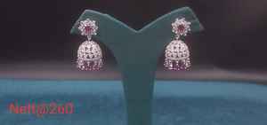 Juego de pendientes Jhumka de latón sofisticado para mujer, joyería de piedra AD certificada IGI de moda para fiestas, compromisos, recepciones - Product Image 4