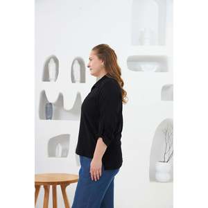 Blusa de punto arrugada negra de talla grande RMG para mujer - Top de verano cómodo y elegante con mezcla de elastano - Product Image 2