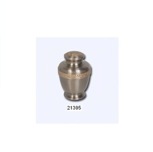 Urnes de cendres de crémation en laiton étain de fleur gravée en métal solide de haute qualité pour sac de velours gratuit de cendres humaines - Product Image 1
