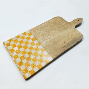 Bloc à découper élégant en bois rose et en résine fait à la main - Product Image 5