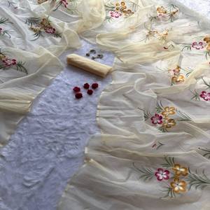 Sari VASTRA COTTAGE de Georgette Suave con Bordado Intenso y Borde de Encaje con Lentejuelas, Blusa con Bordado a Mano en Contraste, Sari para Fiesta - Product Image 2