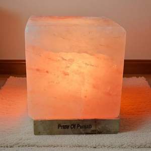 Lampe au sel naturel de l'Himalaya avec technique sculptée Lumière électrique Calme Amour Guérison Paix Chambre à coucher Décor Boîte carrée Base en bois - Product Image 4