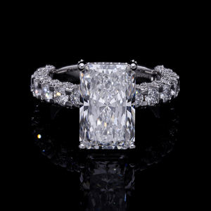 Bague de fiançailles en or 14 carats avec diamant de laboratoire avec centre de coupe rayonnante de 5 carats et pierres latérales rondes plaquées rhodium certifiées IGI - Product Image 2