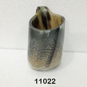 Taza de jarra de cuerno natural de inspiración medieval, artesanía de hueso grabada con flores para beber en fiestas, disponible para la venta - Product Image 6
