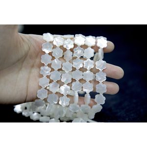 Collier de fleurs en perles de coquillages, d'os et de corail - Product Image 2