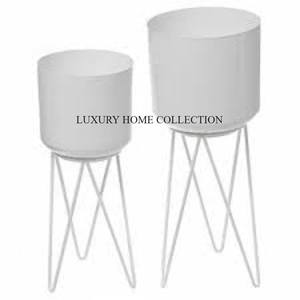 Jardinière en métal gravée à la main de créateur avec une finition artistique parfaite pour les décors de plantes modernes, classiques et d'inspiration vintage. - Product Image 6