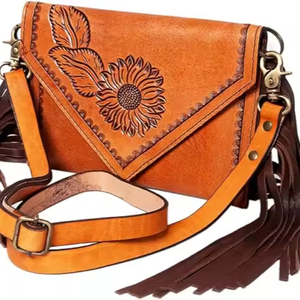 Portefeuille en cuir sculpté pour femmes avec franges Pochette en cuir de fourrure usiné Portefeuille en cuir usiné fait à la main - Product Image 1