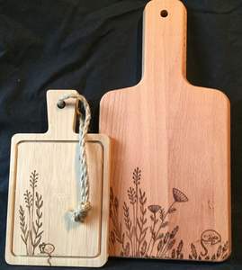 Planche à découper en bois de teck avec poignée en bois pour cuisine planche à découper moyenne cadeaux en bois - Product Image 1
